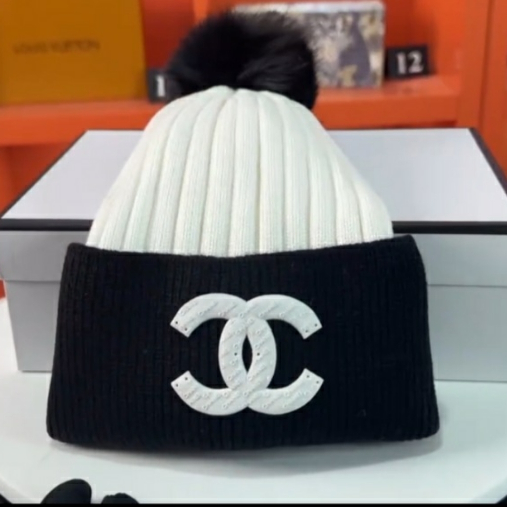 Girls-women hat, with removable pom-pom.  Natural far